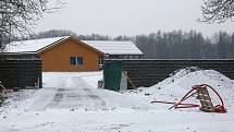 Podnikatel Miloslav Šára dokončuje dům stavěný bez stavebního povolení. Na začátku prosince je dům téměř hotový a řemeslníci pracují v interiéru