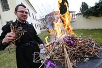 Prastarý zvyk pálení jívových větviček, lidově kočiček, prováděl v sobotu pomocník kostelníka Antonína Fegyverese z katedrály svatého Štěpána v Litoměřicích Miroslav Jan Zukerstein.
