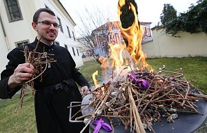 Prastarý zvyk pálení jívových větviček, lidově kočiček, prováděl v sobotu pomocník kostelníka Antonína Fegyverese z katedrály svatého Štěpána v Litoměřicích Miroslav Jan Zukerstein.