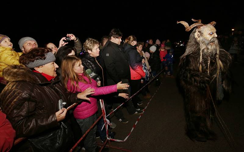 V Radovesicích spojili rozsvícení vánočního stromu s Krampus show.