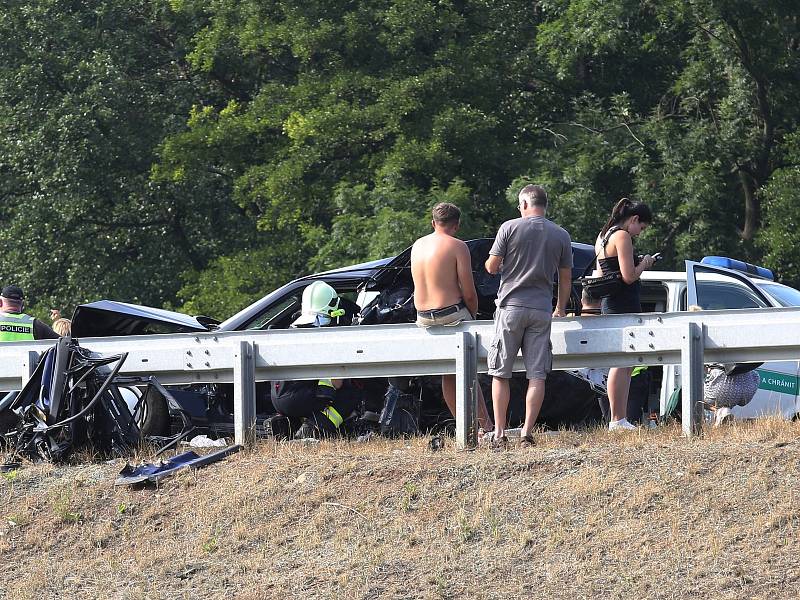 Při dopravní nehodě čtyř osobních automobilů u Řehlovic na dálnici D8 zemřel jeden člověk.