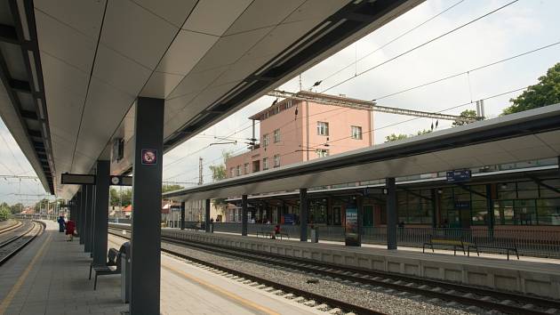 Rekonstrukce nástupišť v Roudnici nad Labem skončila.