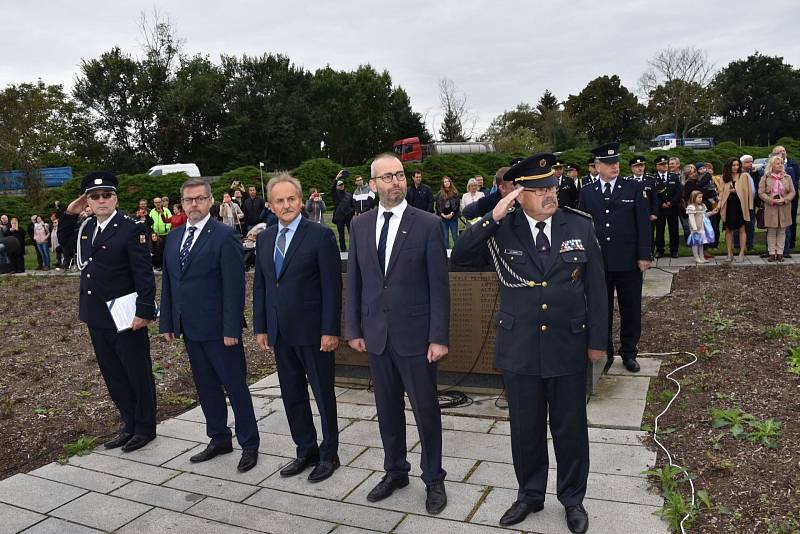 Sedmdesát dva nových příslušníků HZS Ústeckého kraje v pondělí složilo slib příslušníka HZS ČR. Slavnostní ceremoniál se odehrál v areálu Památníku Terezín.