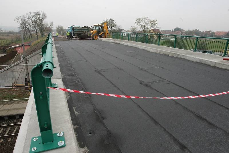 HRDLY. Silniční most nad železničním koridorem u Hrdel už je téměř dokončený. 