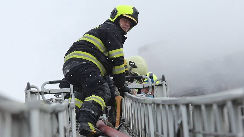 Požár opuštěného rodinného domu v Litochovicích způsobila zapálená svíčka v půdním prostoru.