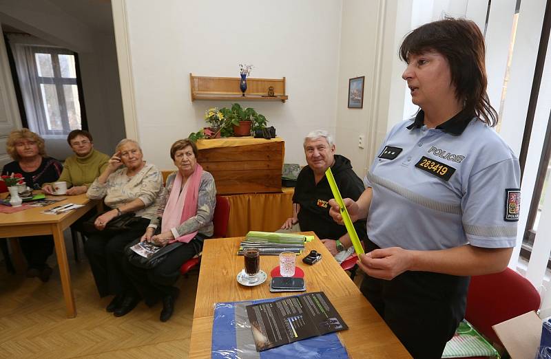 Třicet žen z litoměřického Klubu seniorů převzalo z rukou mluvčí Územního odboru Policie ČR v Litoměřicích Pavly Kofrové balíčky bezpečnosti s reflexními prvky, krajský koordinátor BESIP Jan Pechout je seznámil s jejich používáním. 