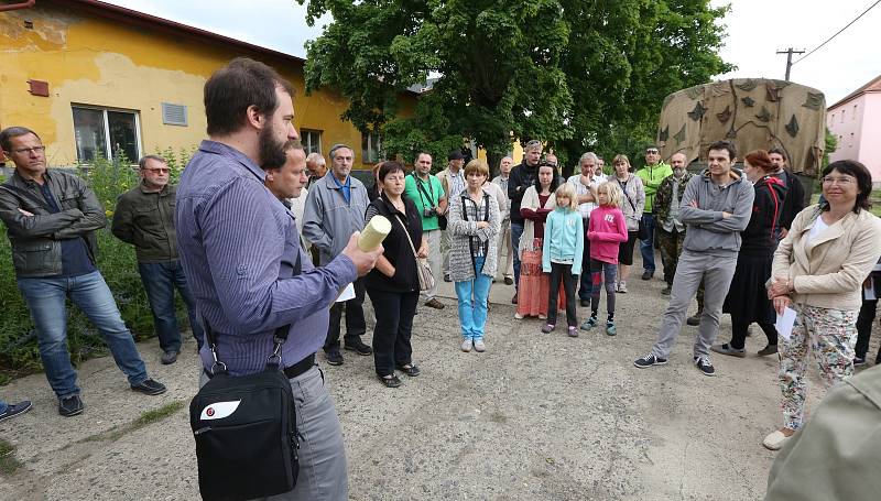 Návštěvníci dne otevřených dveří v Oblastním archivu v Litoměřicích si mohli prohlédnout dokumenty z historie kasáren a poté vyrazit na komentovanou prohlídku.