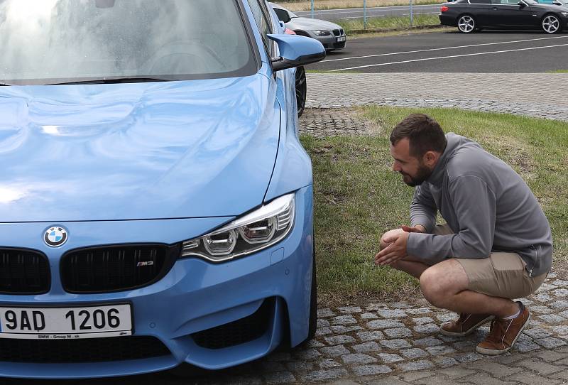 Sraz krásných a silných aut BMW se uskutečnil v sobotu v autobazaru Reinhart u Podsedic na Litoměřicku.