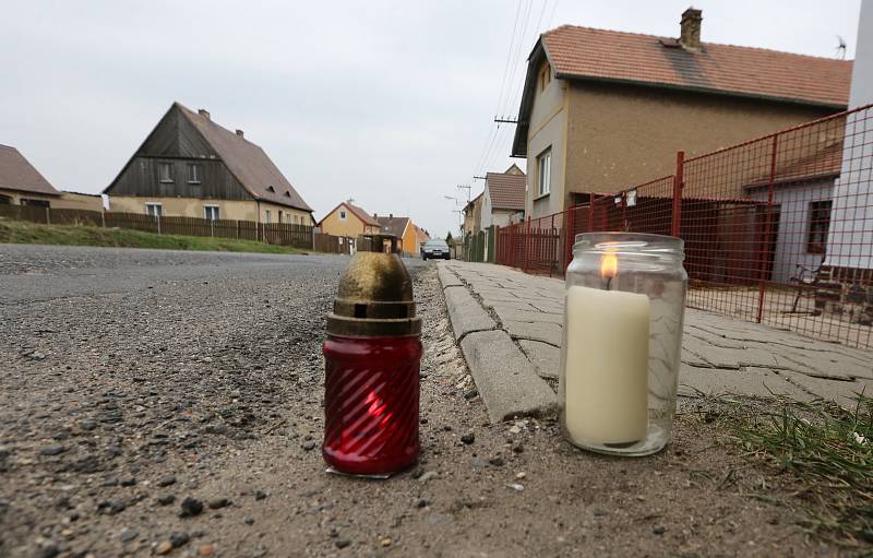 Podle informací místních obyvatel prý řidič muže srazil, poté se v obci otočil a u místa střetu posbíral rozbité věci z auta, a aniž by poskytl zraněnému první pomoc, odjel na hlavní silnici směrem na Třebívlice.