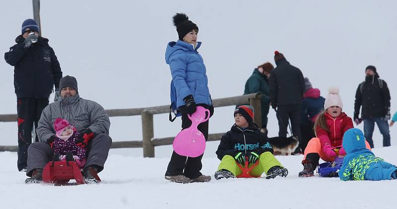 Sáňky, boby i snowboardy. Lyžařský areál u Tašova praskal ve švech