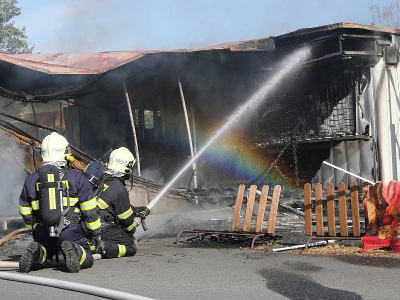 Stánek s občerstvením na parkovišti u Malé pevnosti v Terezíně lehl popelem.