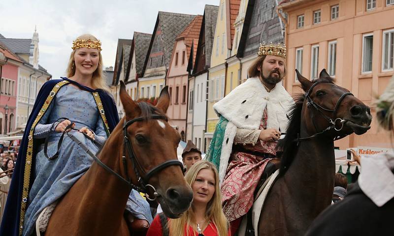 Tisíce návštěvníku zaplavilo Úštěcký letní jarmark. Na jubilejní 20. ročník dorazil i císař a král Karel IV. se svojí družinou.