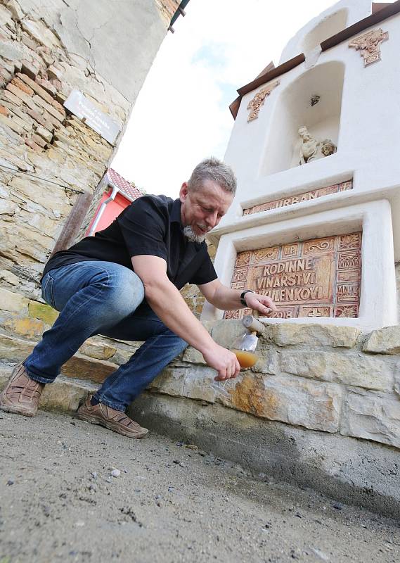 Místní vinař ve Velkých Žernosekách na Litoměřicku Dalibor Mikulenko si postavil u domu vlastní kapličku.