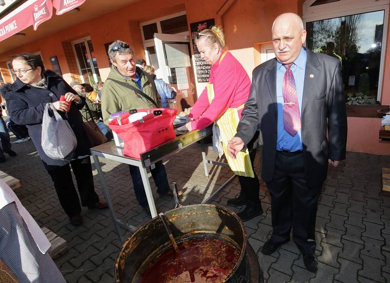 Jozef Pásztor s přáteli uvařil kapustnici a guláš za dobrovolný příspěvek