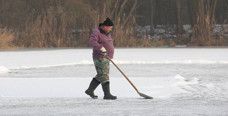 Rybáři z místní skupiny Doksany se v sobotu ráno sešli u slepého ramene Ohře, aby vykonali svou zimní povinnost. Péče o život pod hladinou řeky je totiž celoročním úkolem.