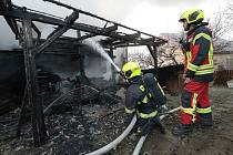 Požár rodinného domu a dřevěného přístavku v Miřejovicích na Litoměřicku.
