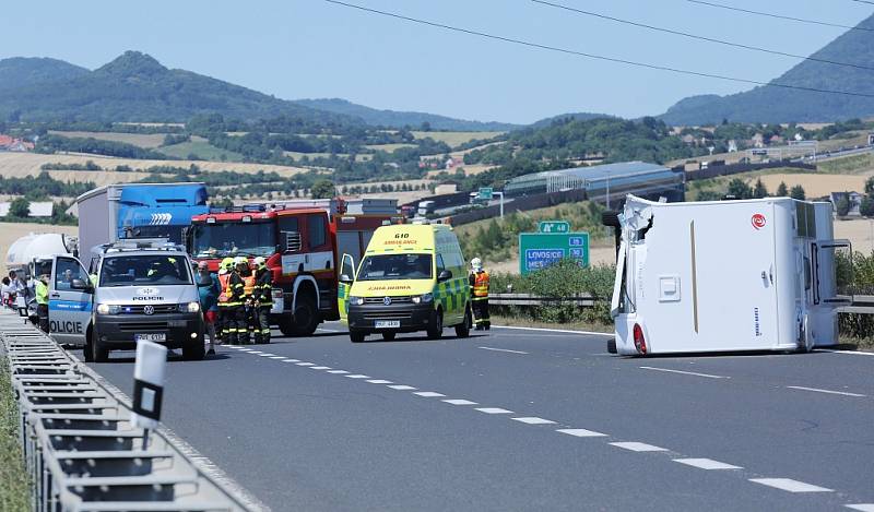 Nehoda karavanu a osobního auta na dálnici D8 u Lovosic