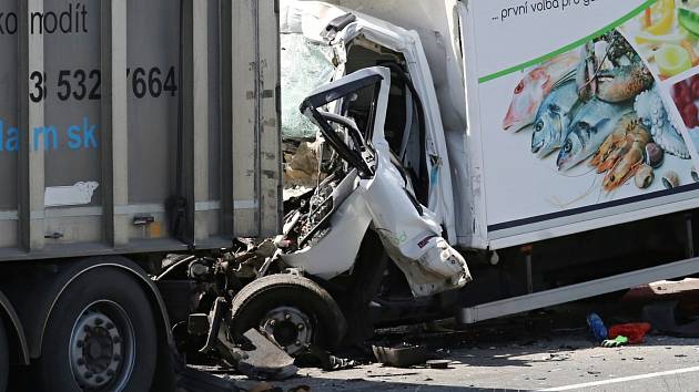 Při tragické nehodě na dálnici D8 u Lukavce zemřeli dva lidé. Květen 2022