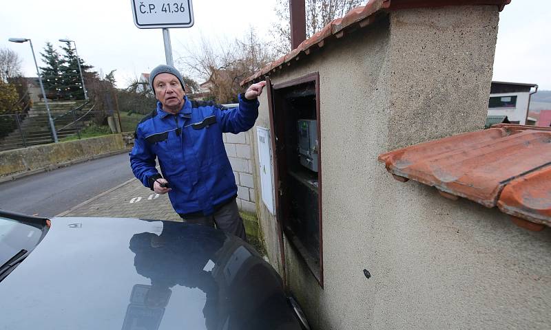 Majitel domu ukazuje, jak automobily u jeho domu parkují a blokují mu přístup do elektroměrové  skříně.