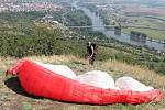 Krásné počasí pozdního léta vylákalo na kopec Radobýl čtveřici mužů na křídlech. 