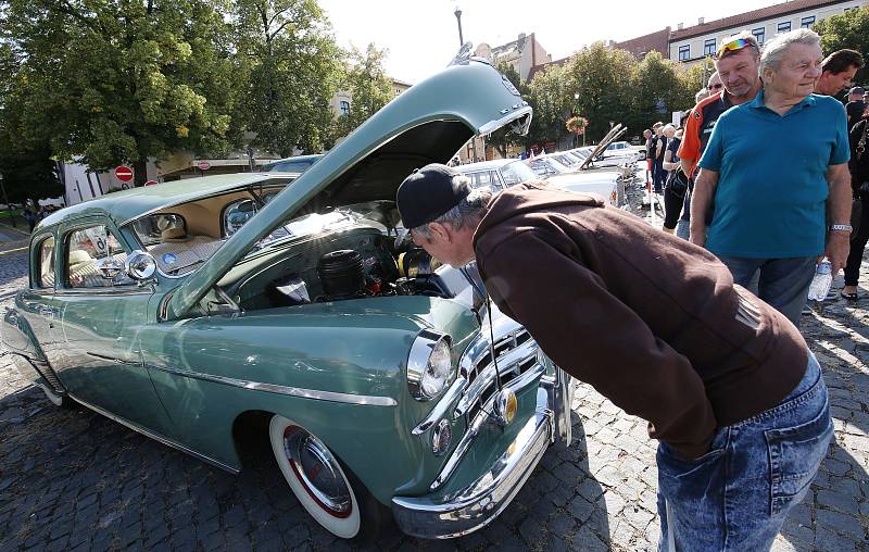 Na roudnickém náměstí se v sobotu konal tradiční sraz autoveteránů.