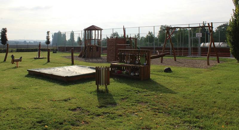 V prostoru za mateřskou školou u dětského hřiště vzniklo letos i multifunkční hřiště.