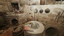 Ve sklepení Vodního hradu v Budyni nad Ohří se nachází původní alchymistická dílna.
