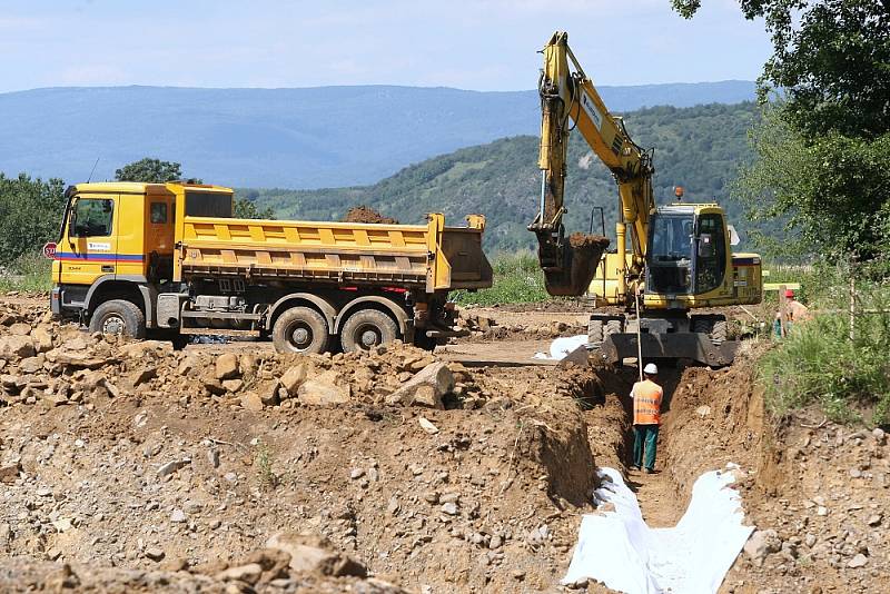 BEZ TĚŽKÝCH STROJŮ. Práce na stavbě dálnice D8 skončily, soud zrušil stavební povolení. Dělníci stavbu zakonzervují.