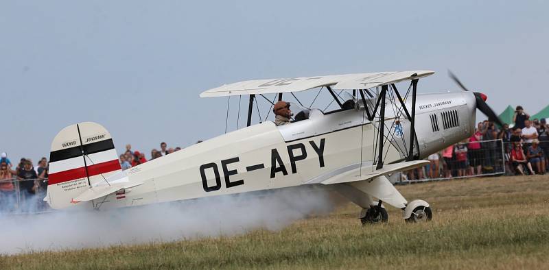 Letecký den Memorial Air Show 2019 v Roudnici nabídl také v neděli pestrý program