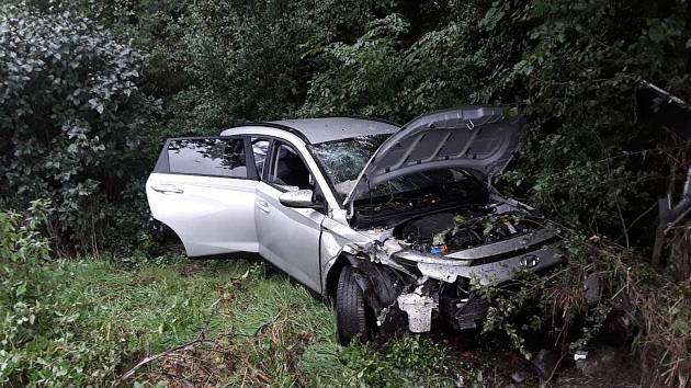 Řidička u Bohušovic dostala smyk a narazila do stromu, při nehodě se zranila.