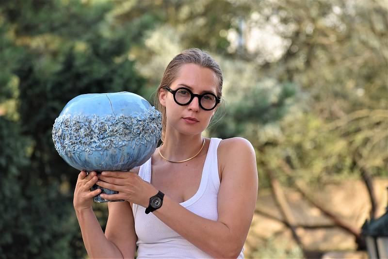 Anastasije Vasilčenko Mamaj s vázou, kterou jí rozbili při převozu z Kyjeva.