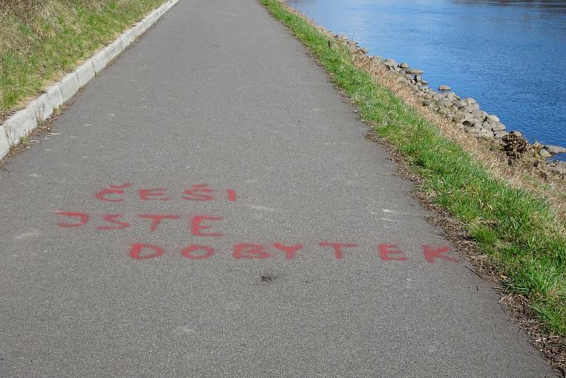 Nápis k zamyšlení najdete na cyklostezce mezi Roudnicí a Židovicemi