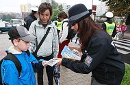 Litoměřičtí dopravní policisté dětem u přechodu rozdávali nejen potřebné informace, ale i nejrůznější propagační předměty, jako úkolníčky, vystřihovánky a sladkosti. 