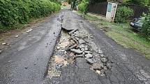 Přívalový déšť poničil železniční trať ve Lhotce nad Labem.