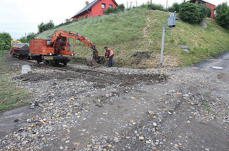 Přívalový déšť poničil železniční trať ve Lhotce nad Labem.