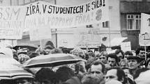 Stovky lidí se 27. listopadu v roce 1989 účastnily generální stávky na Mírovém náměstí v Litoměřicích.