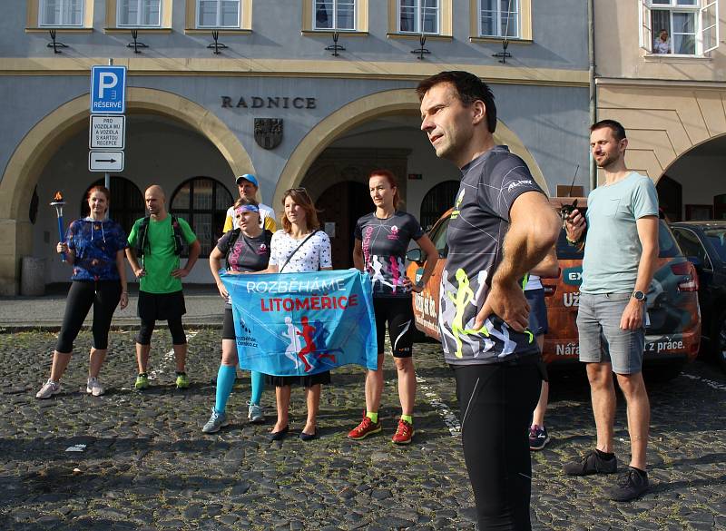 Mírový běh v Litoměřicích. Ještě před startem další etapy se běžci setkali se zástupci iniciativy Rozběháme Litoměřice, místostarostou Lukasem Wünschem a dětmi z dechového stacionáře v Tylově ulici.