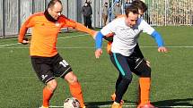 Fotbalisté Lovosic (v bílém) prohráli v přípravě s Roudnicí 0:2. Foto: Deník/Ladislav Pokorný