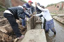 Rekonstrukce opevnění pevnosti v Terezíně pokračuje, práce probíhají na opravě odvodňovacích kynet.