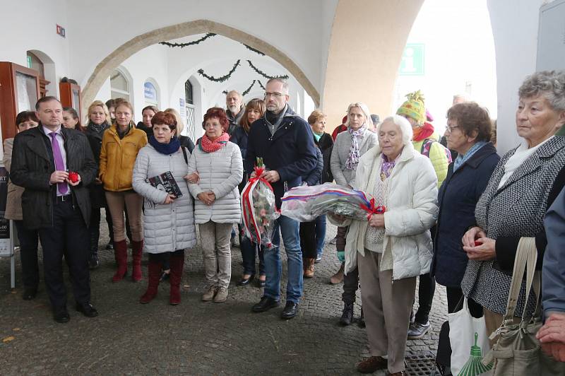 Vzpomínka na rok 1989 u pamětní desky u litoměřické radnice