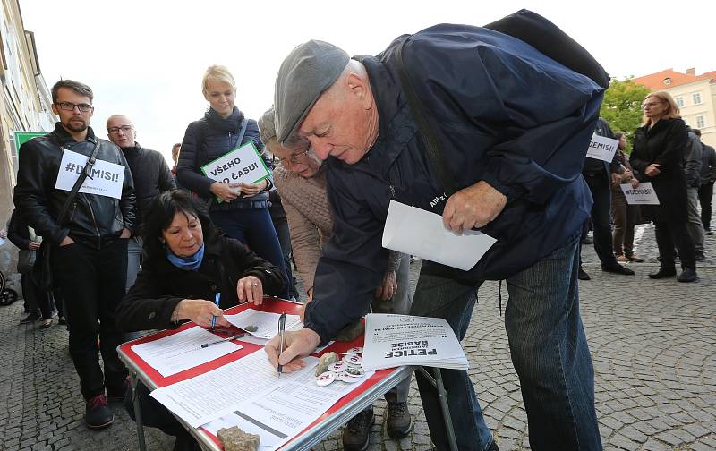 Téměř dvě stovky občanů Litoměřic vyjádřily na svolané demonstraci v pondělí v podvečer na Mírovém náměstí nespokojenost s vládou premiéra Babiše a ministryní spravedlnosti Benešovou.