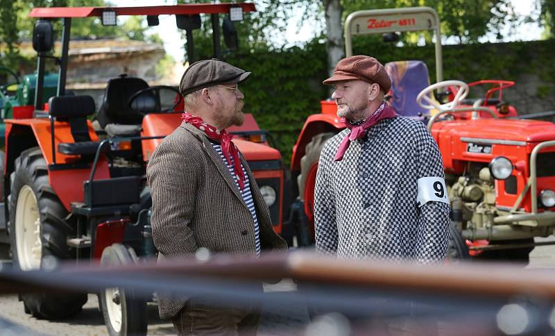 Veterán Car Club Velemín pořádal v sobotu dopoledne závod veteránů všech kategorií. Počasí sice moc nepřálo, ale i přesto dorazilo na start v areálu výstaviště Zahrady Čech několik desítek vozidel a motocyklů.