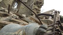 Zřícení historické zvonice v Mukařově na Litoměřicku 3. prosince 2002. Foto je pořízeno jen pár hodin po zřícení stavby, kdy se starosta Lovečkovic s dělníky snažil zachránit ze sutin zvon.