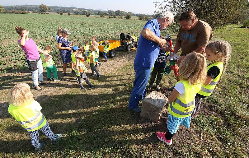 Děti z mateřské školky v Rohatcích na Litoměřicku si za pomocí místních podnikatelů vyzdobily namalovanými pískovcovými sochami naučnou stezku.