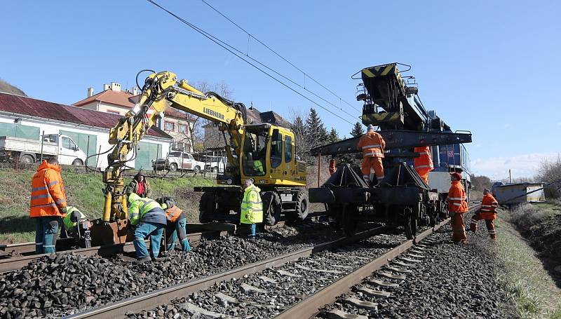 Odklízecí práce po nehodě dvou vlaků u Žalhostic pokračují