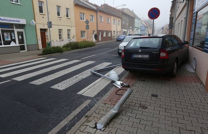 Dopravní nehoda se stala v pátek 28. července kolem šesté hodiny ráno v Lovosicích v Terezínské ulici.