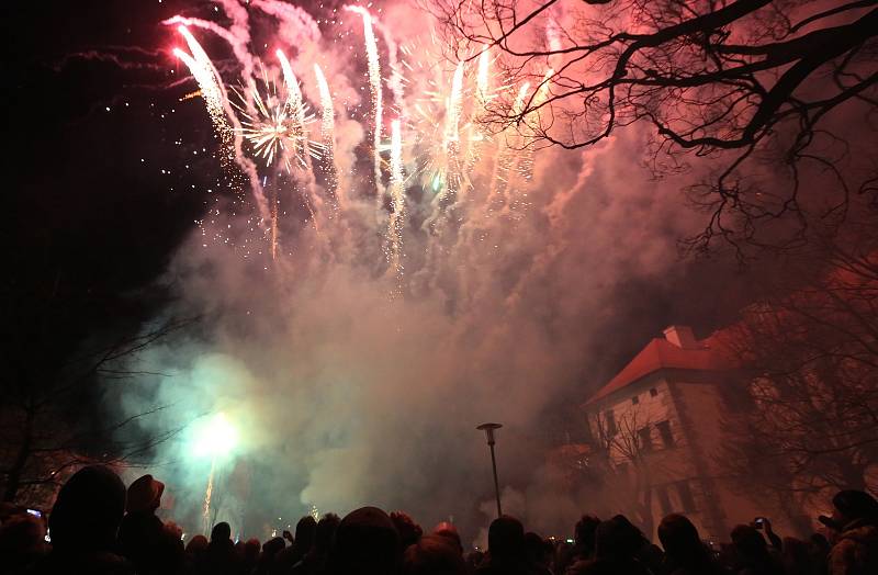 Nebe nad Lovosicemi rozzářil silvestrovský ohňostroj