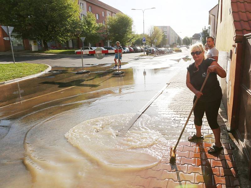 Havárie vodovodního řadu v Terezínské ulici v Lovosicích z loňského července.