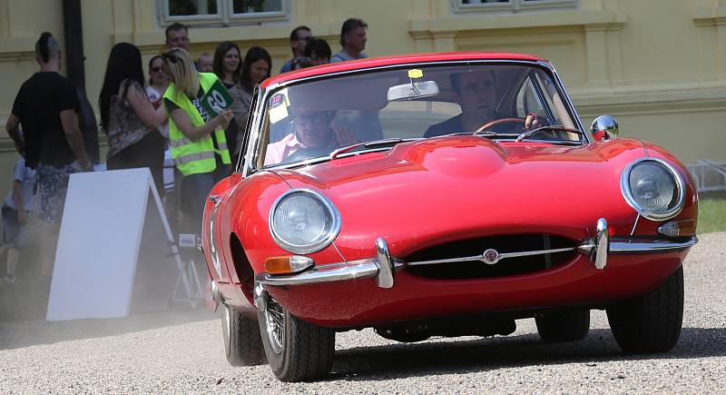 Zámek v Ploskovicích se stal svědkem průjezdu 4. ročníku setinové rallye historických vozidel