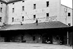 NÁPISY na fasádě mlýna v Terezíně dokumentují odpor občanů z regionu k invazi vojsk pěti zemí Varšavské smlouvy.